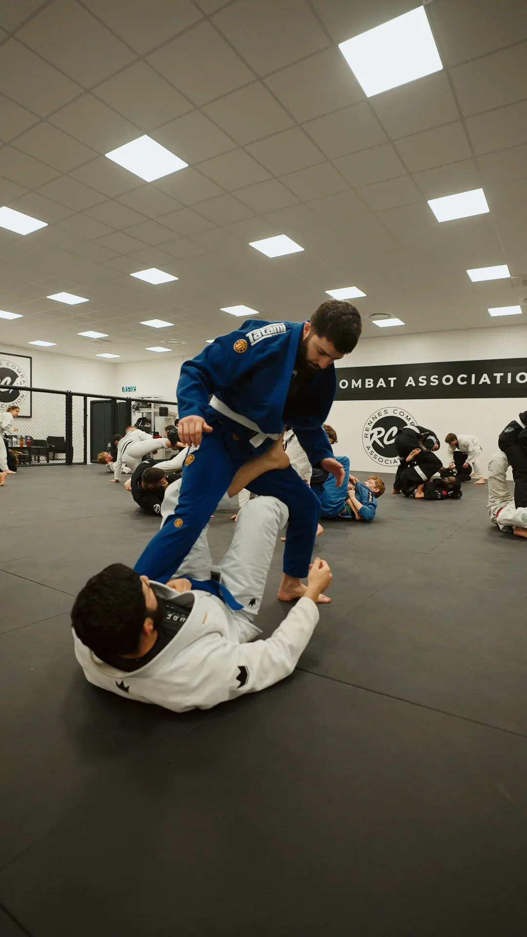 Contrôle au sol pendant un entraînement de grappling au Rennes Combat Association
