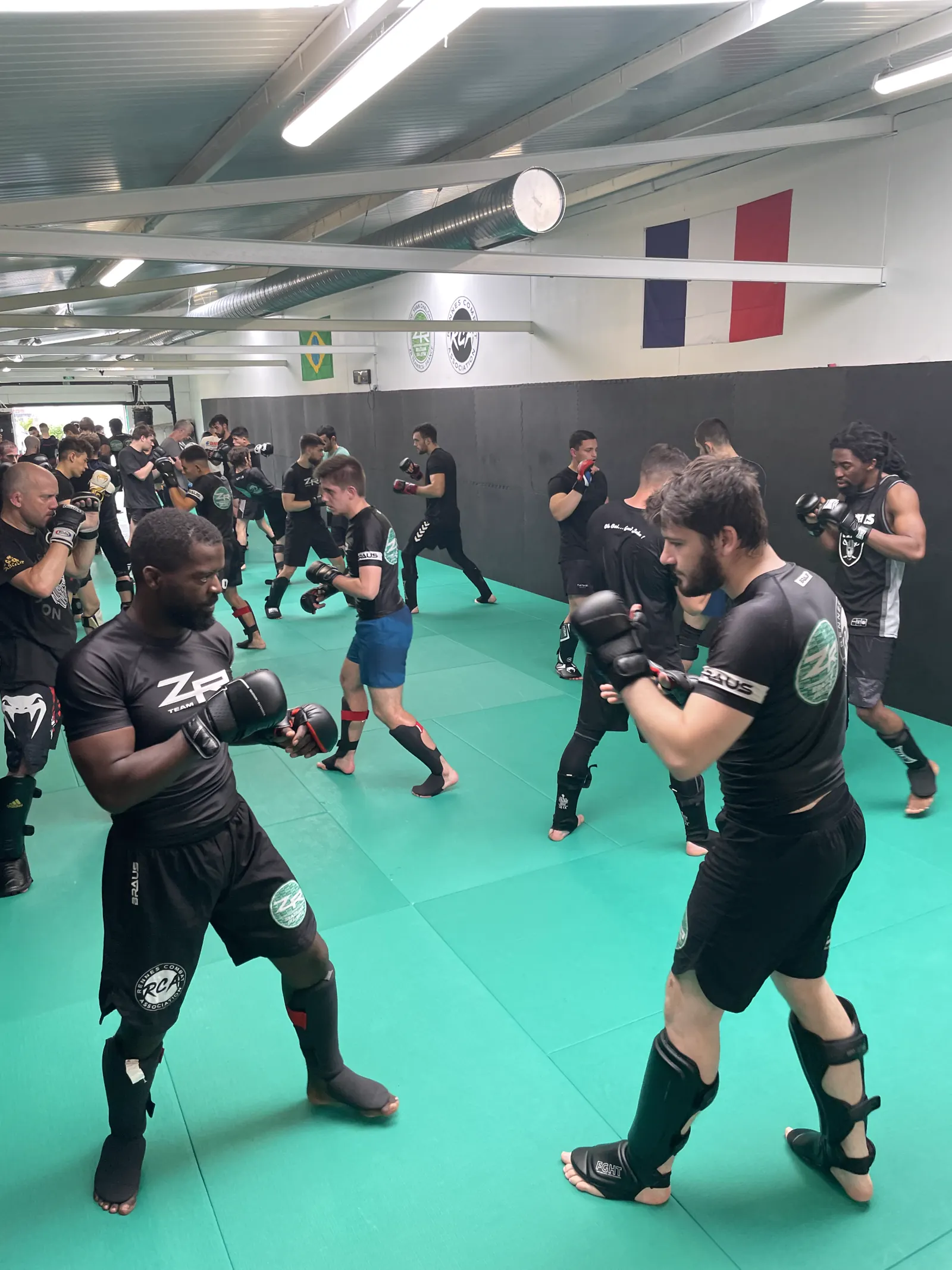 Entraînement de MMA avec gants sur les tapis du Rennes Combat Association