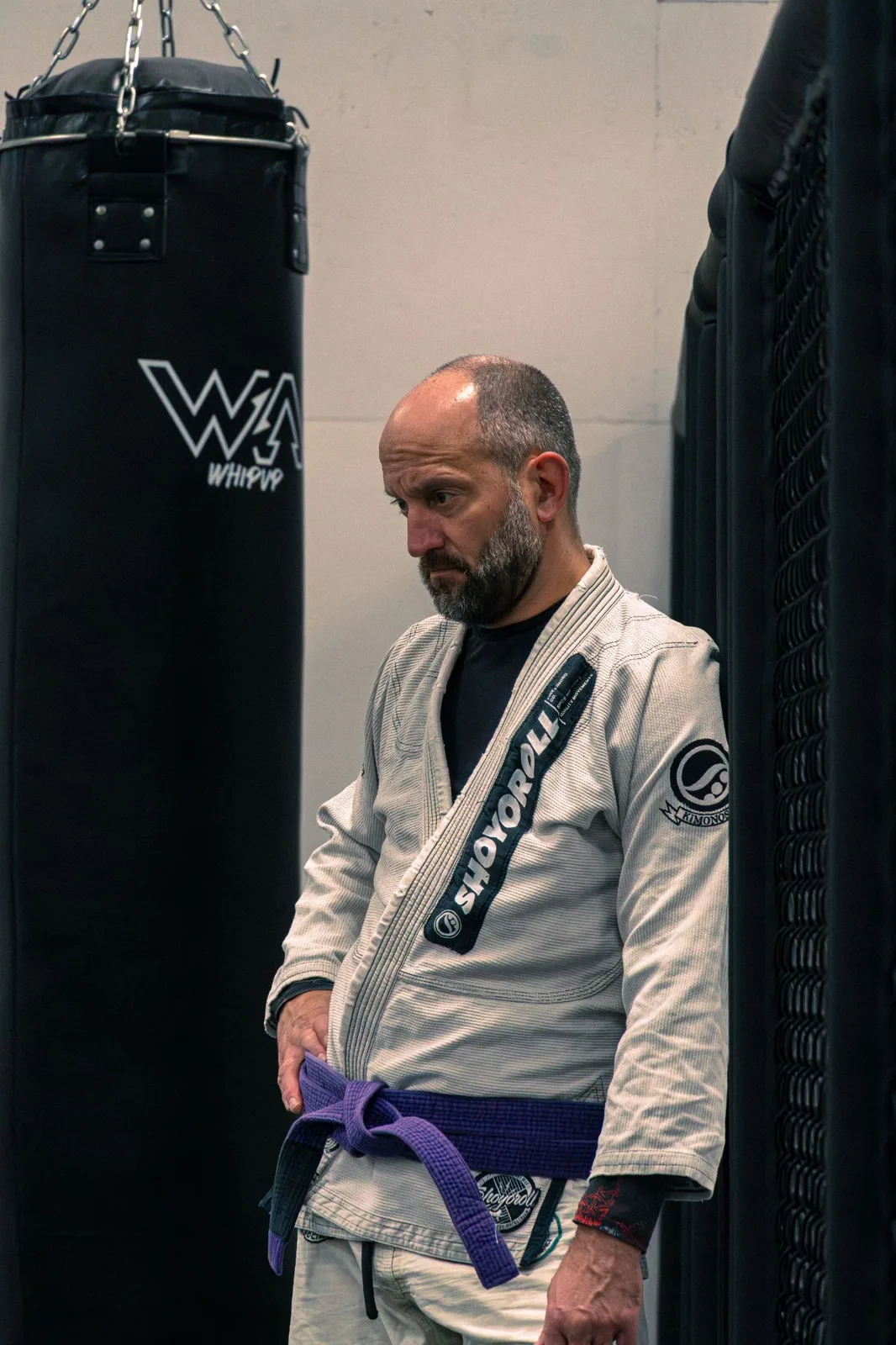 Pratiquant devant les sacs de frappe de la salle du Rennes Combat Association